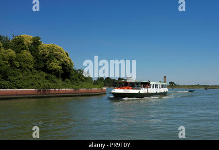 Vue de trois-quarts de l'avant (Bow) et côté d'un bateau-bus (vaporetto) nommé "Venezia 4' voile loin de l'île de Torcello à Venise, Italie. Banque D'Images