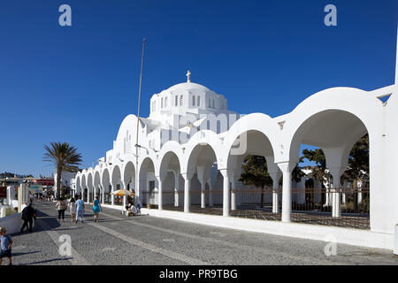 Cathédrale orthodoxe métropolitaine Fira, Santorini, Cyclades un groupe d'îles de la Grèce, les touristes à monter la colline raide Banque D'Images