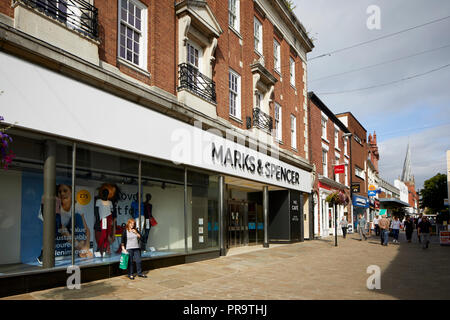 La ville de marché de Chesterfield dans le Derbyshire Marks and Spencer sur High Street Banque D'Images