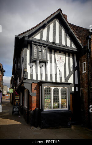 La ville de marché de Chesterfield dans le Derbyshire, tudor historique La Royal Oak pub dans la pagaille Banque D'Images