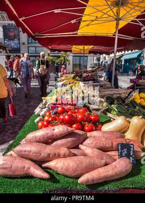 CONCARNEAU MARCHÉ PLEIN AIR Fresh French Produire en vente à jour de marché dans le carré avec des patates douces en premier plan Concarneau Bretagne France Banque D'Images