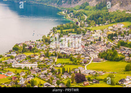 Vue sur village alpin de St Gilgen et lac de montagne Plomberg Wolfgangsee Banque D'Images