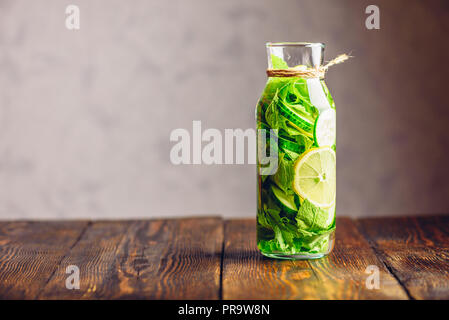 L'eau Detox infusé avec tranches de citron, le concombre et les feuilles de menthe fraîche. Copie de l'espace sur la gauche. Banque D'Images