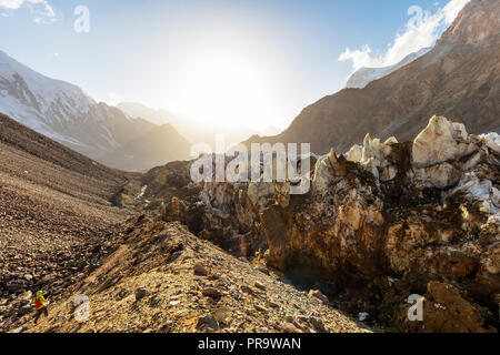 L'Asie centrale, le Tadjikistan, l'Unesco Patrimoine mondial, le parc national tadjik - montagnes du Pamir, grimpeur sur glacier Moskvina près de pic du Communisme Banque D'Images