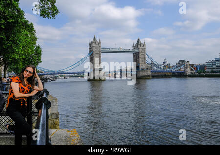 Tower Bridge, London, UK - 8 juin 2018 : Tower Bridge vu de la passerelle et l'affichage point juste avant le Tour de Londres. Montre un jeune la Banque D'Images