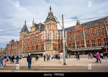 AMSTERDAM, Pays-Bas - 31 août 2018 Vue de la Gare Centrale : plaque tournante du transport ferroviaire à Amsterdam. Banque D'Images