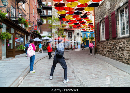 Décorations des parapluies dans la Rue du Cul de Sac, la ville de Québec, Canada. Vieux Québec. Les touristes de prendre des photos. Banque D'Images