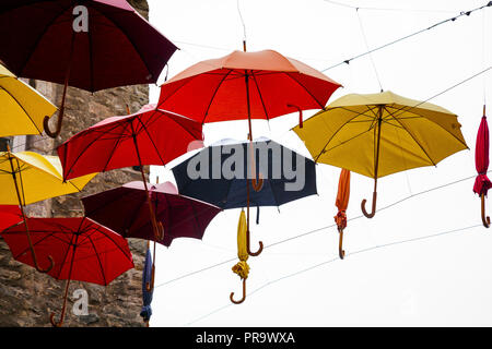 Décorations des parapluies dans il l'air au-dessus de la rue du Cul de Sac, la ville de Québec, Canada. Vieux Québec. Banque D'Images