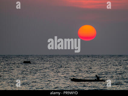 Magnifique coucher de soleil sur un pêcheur à la plage de Ngapali, baie du Bengale, de la côte ouest du Myanmar Banque D'Images