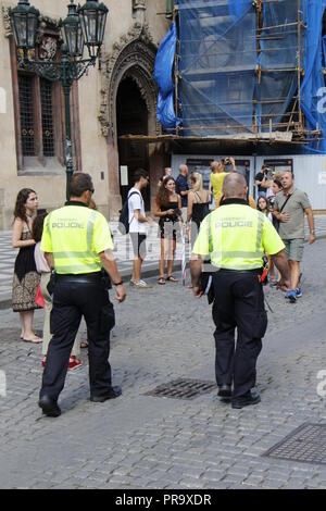 PRAGUE - RÉPUBLIQUE TCHÈQUE, LE 13 AOÛT : policiers patrouillant dans une rue près de l'ancienne mairie, le 13 août 2018 Banque D'Images