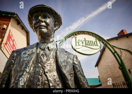 Leyland dans le Lancashire, Angleterre. Leyland centre ville entrée du marché intérieur statue dépeint une Leyland Motors laissant l'ex-travailleur ne nord Banque D'Images