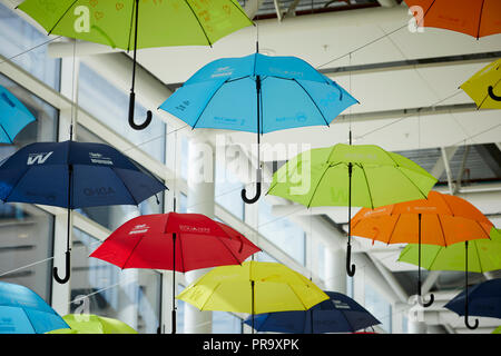 Parapluies colorés suspendus dans MediaCityUK Salford Quays à faire prendre conscience de l'attention avec hyperactivité (TDAH) et l'autisme Banque D'Images