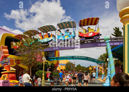 Rollercoaster dans Seuss Landing Dr Seuss terres dans Universal Studios Orlando Banque D'Images