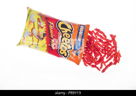 Sac ouvert de Cheetos Crunchy Flamin' en-cas chauds avec un peu de déverser sur fond blanc Banque D'Images