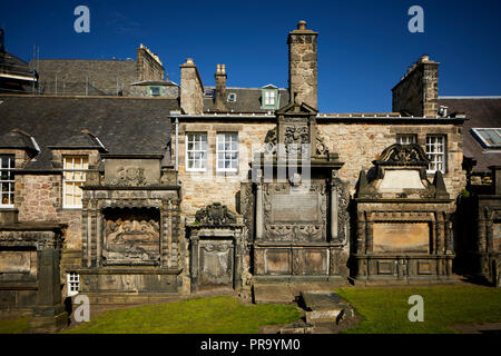 Historique d'Édimbourg, en Écosse, à l'intérieur de Greyfriars Kirkyard Grassmarket graves qui tapissent les murs Banque D'Images