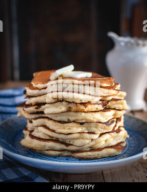 Pile de crêpes avec du beurre sur fond de bois Banque D'Images