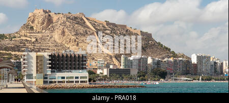 Grande vue panoramique de Alicante ville littoral de la plage de Postiguet et château de Santa Barbara à l'arrière-plan sur une journée ensoleillée avec quelques nuages dans le s Banque D'Images