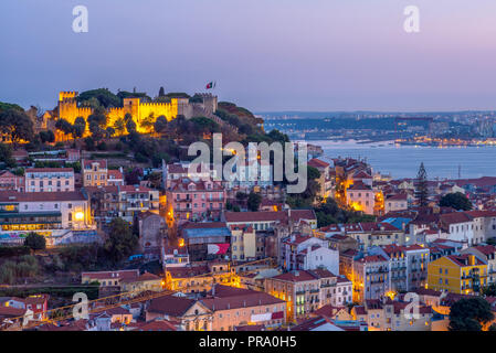 Vue de la nuit de Lisbonne et château Saint George Banque D'Images