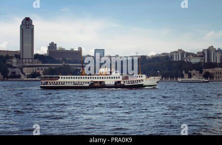 Avis public traditionnel de ferry sur le Bosphore et la partie européenne d'Istanbul. Banque D'Images