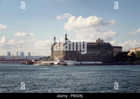 Ferry public passe par l'histoire, l'ancienne gare sur la rive asiatique d'Istanbul. Il s'agit d'une journée ensoleillée. Banque D'Images