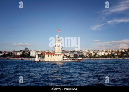 Vue de la tour de la jeune fille sur le détroit du Bosphore à Istanbul, également connu sous le nom de Léandre depuis la période byzantine médiévale. Banque D'Images