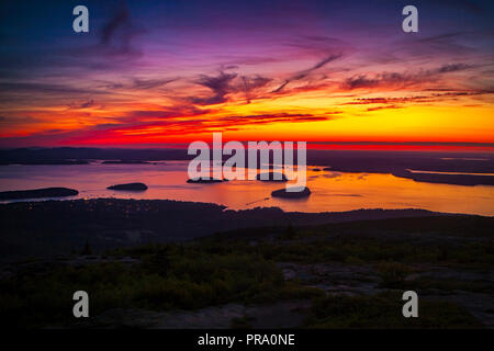 Lever du soleil sur l'Océan Atlantique vu de Cadilllac Mountain dans l'Acadia National Park Banque D'Images