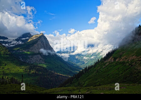 Vue sur les montagnes de Logan's Pass dans le parc national des Glaciers du Montana, USA Banque D'Images