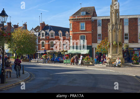 Place du marché scène sur une journée ensoleillée à Glastonbury, Somerset, UK Banque D'Images