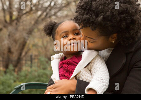 Happy African American mère et sa fille. Banque D'Images