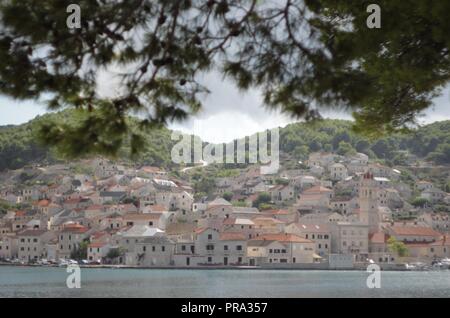 Vue pittoresque village de Supetar, sur l''île de Brac, Croatie Banque D'Images