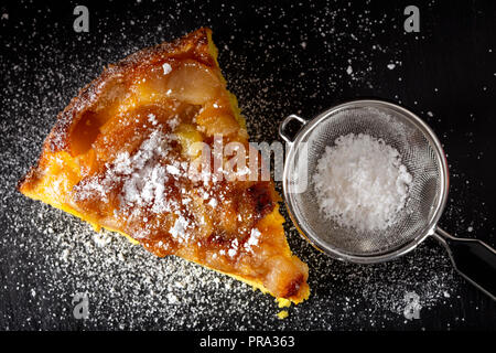 Une tranche d'un gâteau aux pommes avec du sucre en poudre - Vue de dessus Banque D'Images