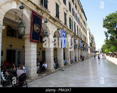 Restaurants et cafés-bars le long de la vieille ville de Corfou Liston en, Kerkyra, Grèce Banque D'Images