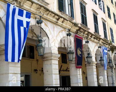 Restaurants et cafés-bars le long de la vieille ville de Corfou Liston en, Kerkyra, Grèce Banque D'Images