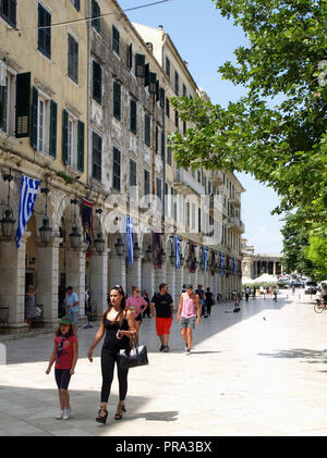 Balades touristiques le long de la vieille ville de Corfou Liston en, Kerkyra, Grèce Banque D'Images