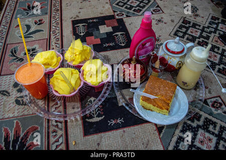 Une sélection de desserts à un salon de thé dans le jardin d'Afif Abad à Shiraz, Iran Banque D'Images