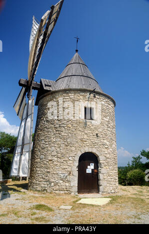 Le moulin de St Elzear de Montfuron sur une colline en dehors du village du même nom les Alpes de Haute Provence dans le sud de la France. Banque D'Images