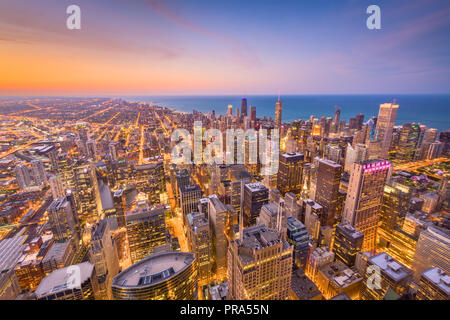 Chicago, Illinois USA aerial skyline après le coucher du soleil. Banque D'Images