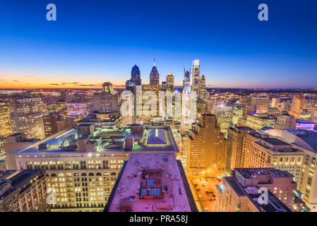 Philadelphie, Pennsylvanie, USA Centre-ville sur les toits de la ville d'en haut au crépuscule. Banque D'Images