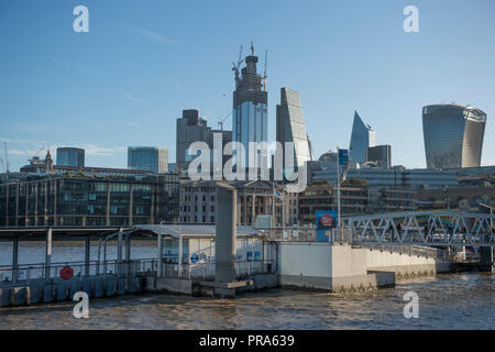 1er octobre 2018. Ciel bleu clair plus de gratte-ciel dans le la ville de Londres, London et de l'assurance financière du district. Credit : Malcolm Park/Alamy. Banque D'Images