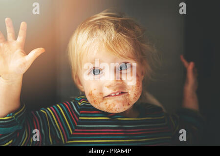 Cute funny little girl avec bouche sale Banque D'Images