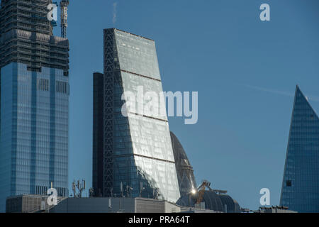 1er octobre 2018. Ciel bleu clair plus de gratte-ciel dans le la ville de Londres, London et de l'assurance financière du district. Credit : Malcolm Park/Alamy. Banque D'Images