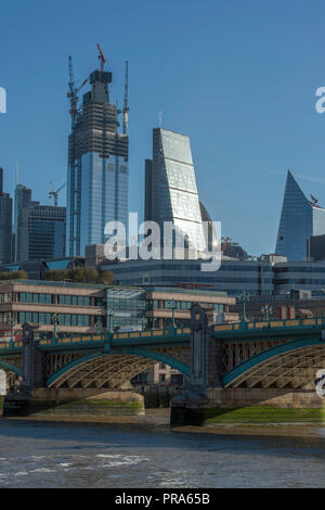 1er octobre 2018. Ciel bleu clair plus de gratte-ciel dans le la ville de Londres, London et de l'assurance financière du district. Credit : Malcolm Park/Alamy. Banque D'Images