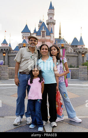 Famille de quatre EN FACE DE CHÂTEAU DE La Belle au bois dormant à Disneyland Hong Kong Banque D'Images