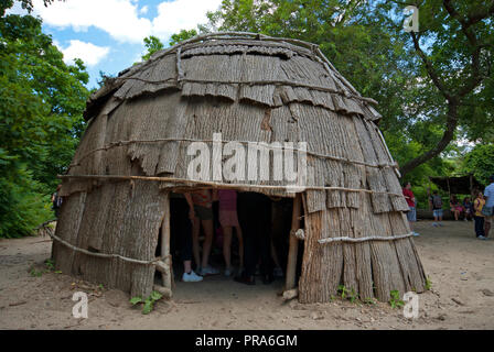 Cabane traditionnelle dans village Wampanoag à reconstitution Plimoth Plantation, Plymouth, comté de Plymouth, Massachusetts, USA Banque D'Images