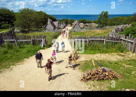 Visiteurs marche à Plimoth Plantation (reconstitution d'xviie siècle english village), Plymouth, comté de Plymouth, Massachusetts, USA Banque D'Images