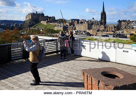 Tourist prendre une photo de la vue, vue sur le château d'Edimbourg et Skyline, Edimbourg en Ecosse Banque D'Images