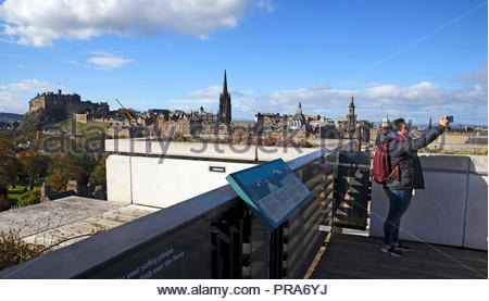 Prendre un touriste en vue de selfies le château d'Édimbourg et skyline, Edimbourg en Ecosse Banque D'Images