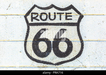 L'historique Route 66 signe de route sur un mur blanc dans la région de Barstow, Californie, célèbre carrefour entre Los Angeles et Las Vegas. La mère des routes ou soixante six arrière-plan. Banque D'Images