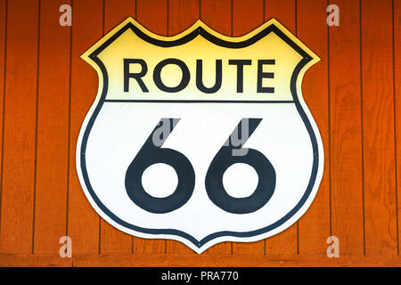 L'historique Route 66 signe de route sur un mur de bois à Barstow, Californie, célèbre carrefour entre Los Angeles et Las Vegas. La mère des routes ou soixante six arrière-plan. Banque D'Images