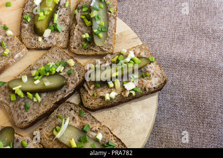 Des saindoux et concombres sur une tranche de pain. Une cuisine rurale traditionnelle. Banque D'Images